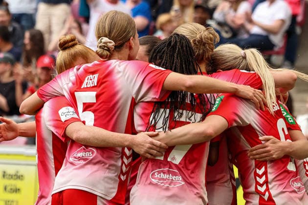 Deutschland: Google Pixel Frauen Bundesliga 2025 2026 24. Spieltag, 1. FC Köln vs. SV Werder Bremen, Samstag, 02.05.2026 Rhein-Energie-Stadion, Nordrhein-Westfalen Stadion: Celina Degen (1.FC Köln, 5) am jubeln mit den Spielerinnen nach dem Tor für Köln Copyright: xSümeyyexAkcöltekinx