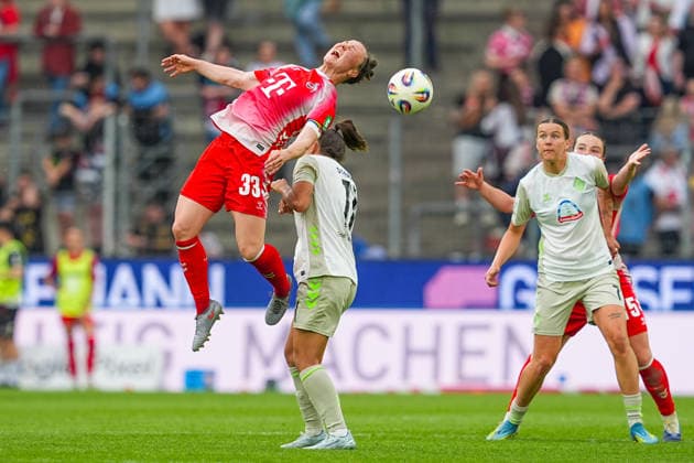 02.05.2026, xydrx, Frauen, Fußball, 1.Frauen-Bundesliga, 1.FC Köln - SV Werder Bremen, Saison 2025 2026, RheinEnergieSTADION: Marina Hegering (FC Köln, 33) im Zweikampf gegen Maja Sternad (SV Werder Bremen, 11) DFB regulations prohibit any use of photographs as image sequences and or quasi-video. Copyright: HMBxMedia YannisxDreimann