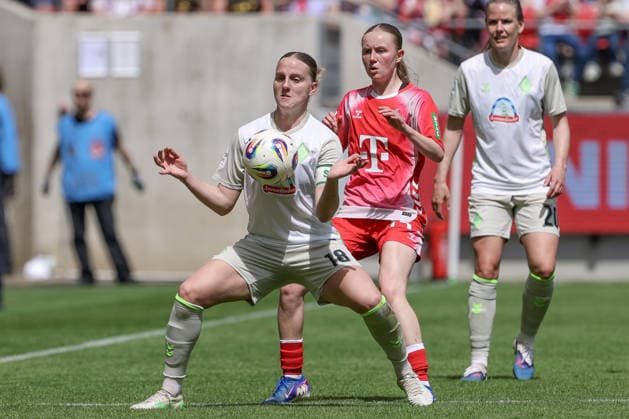 v.li.: Lina Hausicke (SV Werder Bremen, 18) und Carlotta Imping (1. FC Köln, 14) im Zweikampf, Duell, Dynamik, Aktion, Action, Spielszene, DIE DFB-RICHTLINIEN UNTERSAGEN JEGLICHE NUTZUNG VON FOTOS ALS SEQUENZBILDER UND ODER VIDEOÄHNLICHE FOTOSTRECKEN. DFB REGULATIONS PROHIBIT ANY USE OF PHOTOGRAPHS AS IMAGE SEQUENCES AND OR QUASI-VIDEO., 02.05.2026, Köln (Deutschland), Fussball, Google Pixel Frauen-Bundesliga, 1. FC Köln - SV Werder Bremen