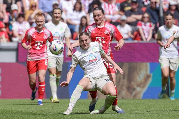 v.li.: Lina Hausicke (SV Werder Bremen, 18) und Amelie Bohnen (1. FC Köln, 15) im Zweikampf, Duell, Dynamik, Aktion, Action, Spielszene, DIE DFB-RICHTLINIEN UNTERSAGEN JEGLICHE NUTZUNG VON FOTOS ALS SEQUENZBILDER UND ODER VIDEOÄHNLICHE FOTOSTRECKEN. DFB REGULATIONS PROHIBIT ANY USE OF PHOTOGRAPHS AS IMAGE SEQUENCES AND OR QUASI-VIDEO., 02.05.2026, Köln (Deutschland), Fussball, Google Pixel Frauen-Bundesliga, 1. FC Köln - SV Werder Bremen