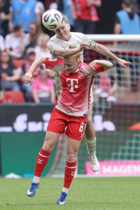 v.li.: Lina Hausicke (SV Werder Bremen, 18) und Laura Vogt (1. FC Köln, 8) im Kopfballduell, Kopfball, Zweikampf, Action, Aktion, Spielszene, DIE DFB-RICHTLINIEN UNTERSAGEN JEGLICHE NUTZUNG VON FOTOS ALS SEQUENZBILDER UND ODER VIDEOÄHNLICHE FOTOSTRECKEN. DFB REGULATIONS PROHIBIT ANY USE OF PHOTOGRAPHS AS IMAGE SEQUENCES AND OR QUASI-VIDEO., 02.05.2026, Köln (Deutschland), Fussball, Google Pixel Frauen-Bundesliga, 1. FC Köln - SV Werder Bremen