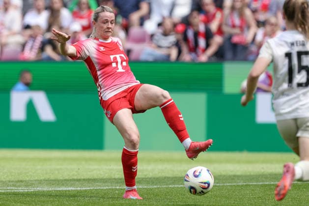 Sandra Maria Jessen (1. FC Köln, 6) am Ball, Einzelbild, Ganzkörper, Aktion, Action, Spielszene, DIE DFB-RICHTLINIEN UNTERSAGEN JEGLICHE NUTZUNG VON FOTOS ALS SEQUENZBILDER UND ODER VIDEOÄHNLICHE FOTOSTRECKEN. DFB REGULATIONS PROHIBIT ANY USE OF PHOTOGRAPHS AS IMAGE SEQUENCES AND OR QUASI-VIDEO., 02.05.2026, Köln (Deutschland), Fussball, Google Pixel Frauen-Bundesliga, 1. FC Köln - SV Werder Bremen