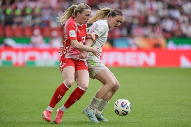 v.li.: Sandra Maria Jessen (1. FC Köln, 6) und Juliane Wirtz (SV Werder Bremen, 28) im Zweikampf, Duell, Dynamik, Aktion, Action, Spielszene, DIE DFB-RICHTLINIEN UNTERSAGEN JEGLICHE NUTZUNG VON FOTOS ALS SEQUENZBILDER UND ODER VIDEOÄHNLICHE FOTOSTRECKEN. DFB REGULATIONS PROHIBIT ANY USE OF PHOTOGRAPHS AS IMAGE SEQUENCES AND OR QUASI-VIDEO., 02.05.2026, Köln (Deutschland), Fussball, Google Pixel Frauen-Bundesliga, 1. FC Köln - SV Werder Bremen