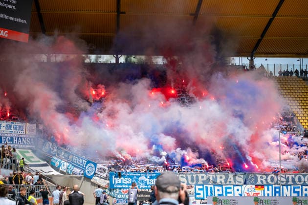Sport Bilder des Tages Deutschland: 3.Liga 2025 2026 - Alemannia Aachen vs FC Hansa Rostock - 36. Spieltag - Tivoli-Stadion (Aachen): Gästefans, Auswärtsblock, Fankurve, Pyrotechnik, Pyro, Bengalos, Rauch, Nebel, rote Leuchtfackeln, Fahnen, Ultras, Support, Spielunterbrechung, Sicherheit, *** Germany 3 Liga 2025 2026 Alemannia Aachen vs FC Hansa Rostock 36 Matchday Tivoli Stadion Aachen Guest fans, away block, fan curve, pyrotechnics, pyro, Bengalos, smoke, fog, red flares, flags, Ultras, support, game interruption, security, Copyright: xOrhanxHabashx