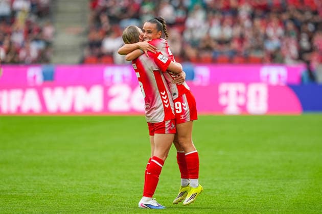 02.05.2026, xydrx, Frauen, Fußball, 1.Frauen-Bundesliga, 1.FC Köln - SV Werder Bremen, Saison 2025 2026, RheinEnergieSTADION: Celina Degen (FC Köln, 5) und Vanessa Leimenstoll (FC Köln, 29) bejubeln den 3:0 Sieg DFB regulations prohibit any use of photographs as image sequences and or quasi-video. Copyright: HMBxMedia YannisxDreimann