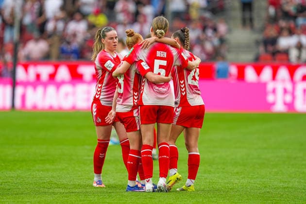 02.05.2026, xydrx, Frauen, Fußball, 1.Frauen-Bundesliga, 1.FC Köln - SV Werder Bremen, Saison 2025 2026, RheinEnergieSTADION: Adriana Achcinska (FC Köln, 9) Laura Vogt (FC Köln, 8) Celina Degen (FC Köln, 5) Vanessa Leimenstoll (FC Köln, 29) bejubeln den 3:0 Sieg DFB regulations prohibit any use of photographs as image sequences and or quasi-video. Copyright: HMBxMedia YannisxDreimann