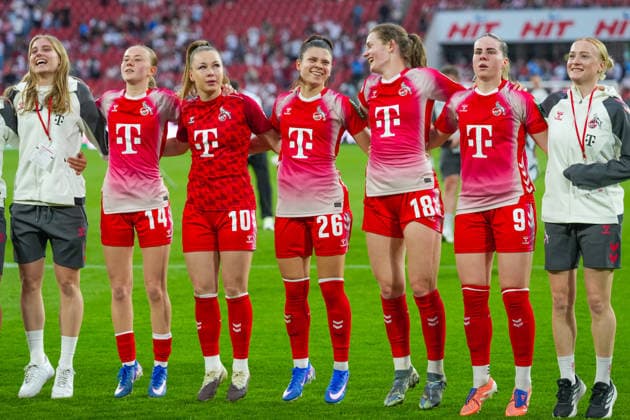 02.05.2026, xydrx, Frauen, Fußball, 1.Frauen-Bundesliga, 1.FC Köln - SV Werder Bremen, Saison 2025 2026, RheinEnergieSTADION: Carlotta Imping (FC Köln, 14) Weronika Zawistowska (FC Köln, 10) Martyna Wiankowska (FC Köln, 26) Taylor Ziemer (FC Köln, 18) Adriana Achcinska (FC Köln, 9) bejubeln den Sieg DFB regulations prohibit any use of photographs as image sequences and or quasi-video. Copyright: HMBxMedia YannisxDreimann