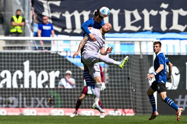 2. Bundesliga - 25 26 - Arminia Bielefeld - VfL Bochum am 02.05.2026 in der SchücoArena in Bielefeld Philipp Hofmann (Bochum) im Zweikampf gegen Joel Felix (Bielefeld)