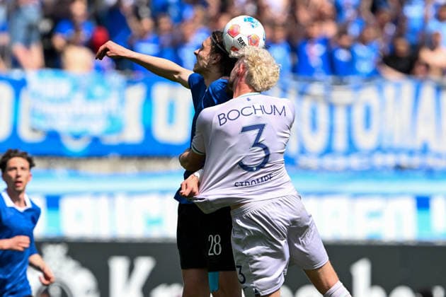 2. Bundesliga - 25 26 - Arminia Bielefeld - VfL Bochum am 02.05.2026 in der SchücoArena in Bielefeld Roberts UldriÄ·is (Bielefeld) im Zweikampf gegen Philipp Strompf (Bochum)