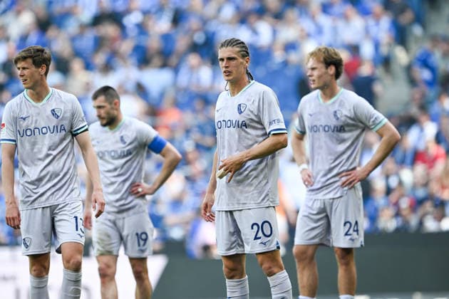 2. Bundesliga - 25 26 - Arminia Bielefeld - VfL Bochum am 02.05.2026 in der SchücoArena in Bielefeld Oliver Olsen (Bochum), Matus Bero (Bochum), Noah Loosli (Bochum) und Mats Pannewig (Bochum) unzufrieden, enttäuscht, enttaeuscht, niedergeschlagen.