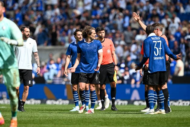 2. Bundesliga - 25 26 - Arminia Bielefeld - VfL Bochum am 02.05.2026 in der SchücoArena in Bielefeld Schiedsrichter Stieler, Tobias gibt Trainer Mitch Kniat (Bielefeld) die rote karte nach Spielende