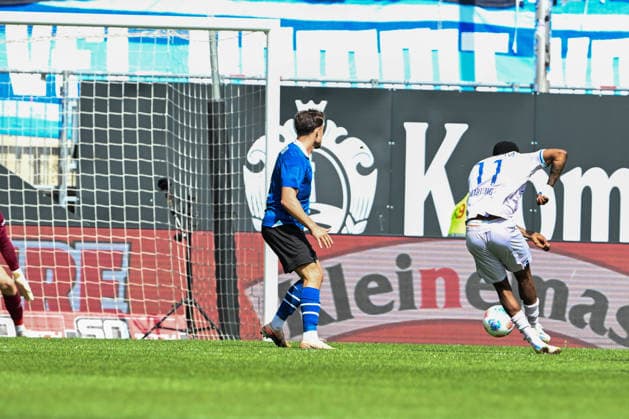 2. Bundesliga - 25 26 - Arminia Bielefeld - VfL Bochum am 02.05.2026 in der SchücoArena in Bielefeld Tor zum 1:1. Torschuetze Torschütze Moritz Kwarteng (Bochum) mit dem Treffer zum 1:1.