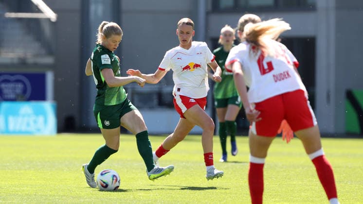 VfL vs. Leipzig, BL Frauen Wolfsburg, 02.05.2026, Fußball, Frauen, Google Pixel Bundesliga, Saison 2025 2026, VfL Wolfsburg vs RB Leipzig, Justine Kielland (VfL Wolfsburg), Marlene Müller (RB Leipzig) AOK Stadion Niedersachsen Deutschland