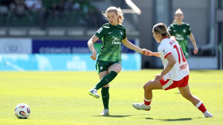 VfL vs. Leipzig, BL Frauen Wolfsburg, 02.05.2026, Fußball, Frauen, Google Pixel Bundesliga, Saison 2025 2026, VfL Wolfsburg vs RB Leipzig, Justine Kielland (VfL Wolfsburg), Gina Chmielinski (RB Leipzig) AOK Stadion Niedersachsen Deutschland