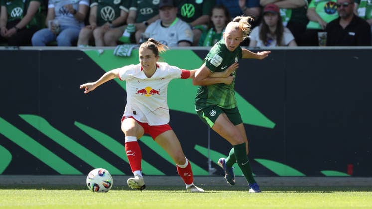 VfL vs. Leipzig, BL Frauen Wolfsburg, 02.05.2026, Fußball, Frauen, Google Pixel Bundesliga, Saison 2025 2026, VfL Wolfsburg vs RB Leipzig, Sandra Starke (RB Leipzig), Sarai Linder (VfL Wolfsburg) AOK Stadion Niedersachsen Deutschland