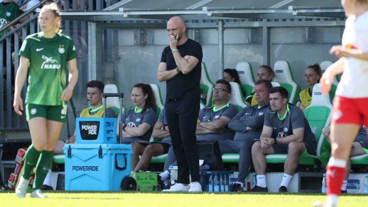 VfL vs. Leipzig, BL Frauen Wolfsburg, 02.05.2026, Fußball, Frauen, Google Pixel Bundesliga, Saison 2025 2026, VfL Wolfsburg vs RB Leipzig, Cheftrainer Stephan Lerch (VfL Wolfsburg) AOK Stadion Niedersachsen Deutschland