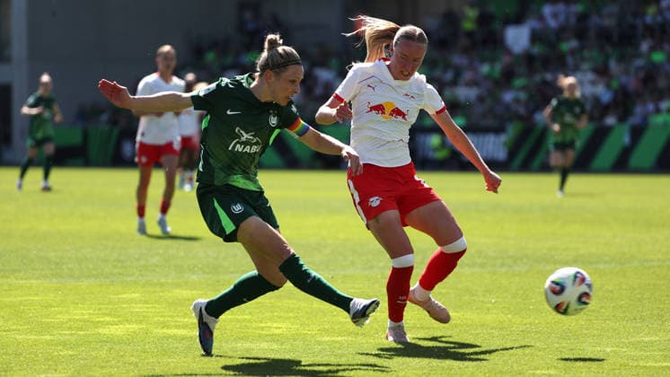 VfL vs. Leipzig, BL Frauen Wolfsburg, 02.05.2026, Fußball, Frauen, Google Pixel Bundesliga, Saison 2025 2026, VfL Wolfsburg vs RB Leipzig, Svenja Huth (VfL Wolfsburg), Nikoline Dudek (RB Leipzig) AOK Stadion Niedersachsen Deutschland