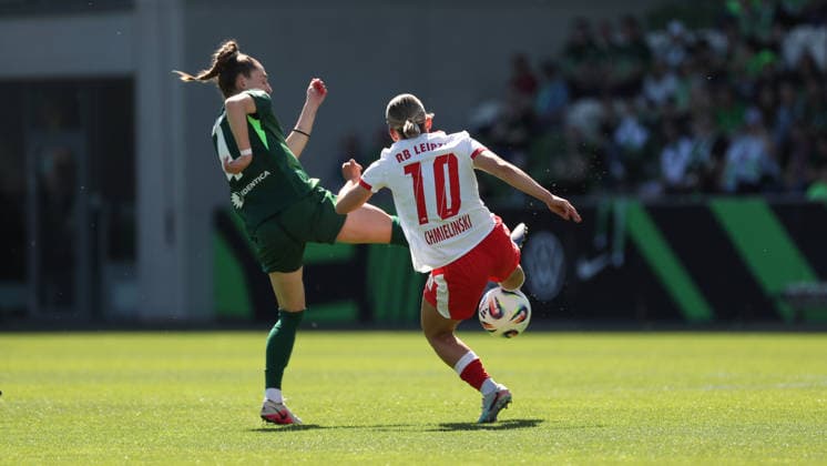 VfL vs. Leipzig, BL Frauen Wolfsburg, 02.05.2026, Fußball, Frauen, Google Pixel Bundesliga, Saison 2025 2026, VfL Wolfsburg vs RB Leipzig, Sophia Kleinherne (VfL Wolfsburg), Gina Chmielinski (RB Leipzig) AOK Stadion Niedersachsen Deutschland