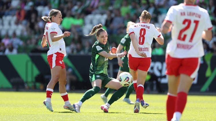 VfL vs. Leipzig, BL Frauen Wolfsburg, 02.05.2026, Fußball, Frauen, Google Pixel Bundesliga, Saison 2025 2026, VfL Wolfsburg vs RB Leipzig, Gina Chmielinski (RB Leipzig), Sophia Kleinherne (VfL Wolfsburg), Emilia Asgeirsdottir (RB Leipzig) AOK Stadion Niedersachsen Deutschland