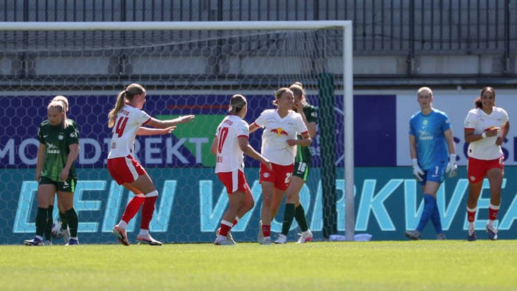 VfL vs. Leipzig, BL Frauen Wolfsburg, 02.05.2026, Fußball, Frauen, Google Pixel Bundesliga, Saison 2025 2026, VfL Wolfsburg vs RB Leipzig, Gina Chmielinski (RB Leipzig) jubelt mit der Mannschaft nach ihrem Tor zum 0:1 AOK Stadion Niedersachsen Deutschland