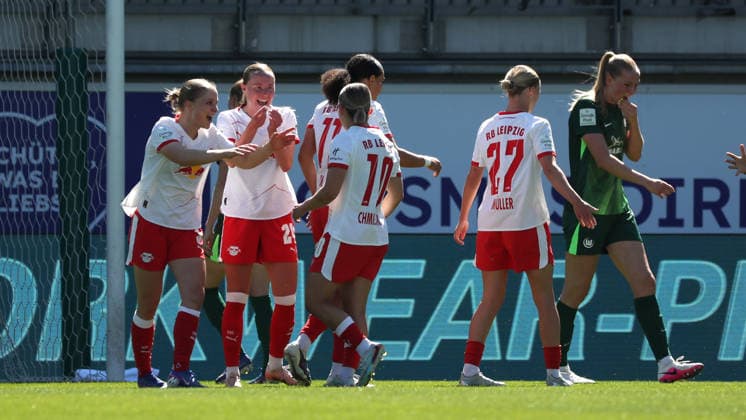 VfL vs. Leipzig, BL Frauen Wolfsburg, 02.05.2026, Fußball, Frauen, Google Pixel Bundesliga, Saison 2025 2026, VfL Wolfsburg vs RB Leipzig, Gina Chmielinski (RB Leipzig) jubelt mit der Mannschaft nach ihrem Tor zum 0:1 AOK Stadion Niedersachsen Deutschland
