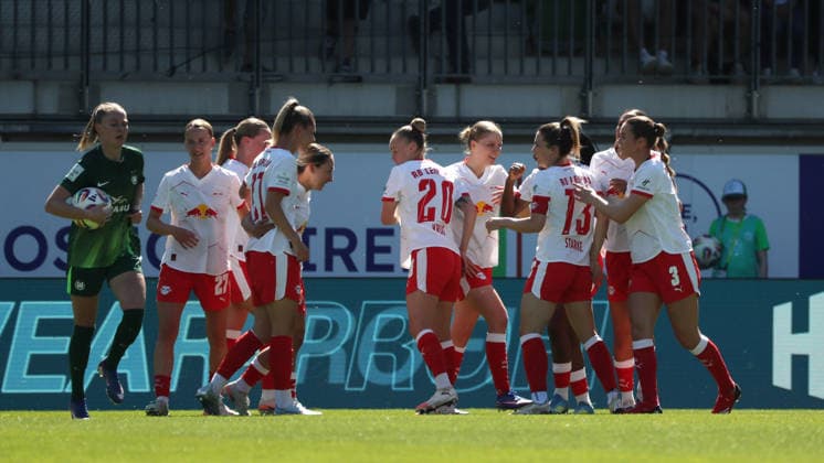 VfL vs. Leipzig, BL Frauen Wolfsburg, 02.05.2026, Fußball, Frauen, Google Pixel Bundesliga, Saison 2025 2026, VfL Wolfsburg vs RB Leipzig, Gina Chmielinski (RB Leipzig) jubelt mit der Mannschaft nach ihrem Tor zum 0:1 AOK Stadion Niedersachsen Deutschland