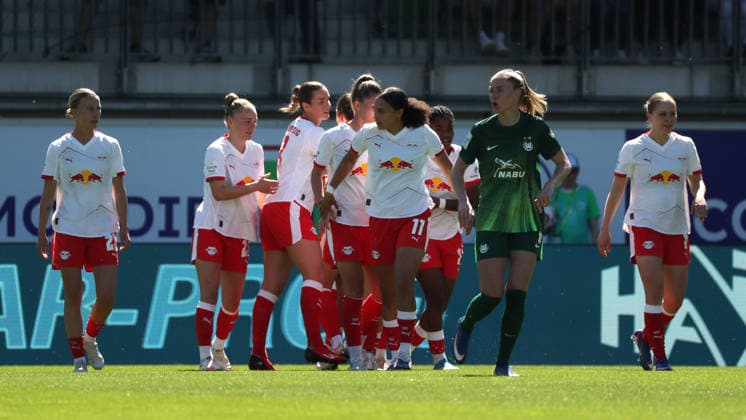 VfL vs. Leipzig, BL Frauen Wolfsburg, 02.05.2026, Fußball, Frauen, Google Pixel Bundesliga, Saison 2025 2026, VfL Wolfsburg vs RB Leipzig, Gina Chmielinski (RB Leipzig) jubelt mit der Mannschaft nach ihrem Tor zum 0:1 AOK Stadion Niedersachsen Deutschland