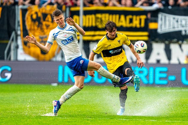 Sport Bilder des Tages Matti Wagner (Alemannia Aachen, 03) spielt einen Pass im regengetraenkten Aachener Tivoli Alemannia Aachen vs. FC Hansa Rostock, Fussball, 3. Liga, 36. Spieltag, Saison 2025 2026, 02.05.2026 DFB REGULATIONS PROHIBIT ANY USE OF PHOTOGRAPHS AS IMAGE SEQUENCES AND OR QUASI-VIDEO Alemannia Aachen vs. FC Hansa Rostock, Fussball, 3. Liga, 36. Spieltag, Saison 2025 2026, 02.05.2026 Aachen *** Matti Wagner Alemannia Aachen, 03 plays a pass in the rain-soaked Aachen Tivoli Alemannia Aachen vs FC Hansa Rostock, Football, 3 Liga, Matchday 36, Season 2025 2026, 02 05 2026 DFB REGULATIONS PROHIBIT ANY USE OF PHOTOGRAPHS AS IMAGE SEQUENCES AND OR QUASI VIDEO Alemannia Aachen vs FC Hansa Rostock, Football, 3 Liga, Matchday 36, Season 2025 2026, 02 05 2026 Aachen Copyright: xEibner-Pressefoto J.xDerondeaux EP_JDU