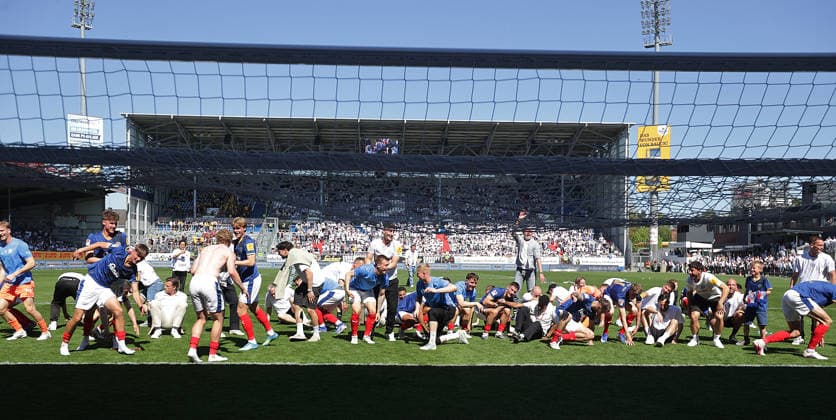 Holstein Kiel feiert den Sieg und den Klassenerhalt, ganz hinten Trainer Tim Walter (Holstein Kiel) Fussball, Herren, Saison 2025 2026, 2.BL, Holstein Stadion, Holstein Kiel gegen Eintracht Braunschweig, 2-0 DFL REGULATIONS PROHIBIT ANY USE OF PHOTOGRAPHS AS IMAGE SEQUENCES AND OR QUASI-VIDEO.