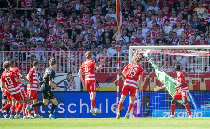 Sport Bilder des Tages Fußball, Herren, Saison 2025 2026, 1. Bundesliga (32. Spieltag), 1. FC Union Berlin - 1. FC Köln, Marius Bülter (4. v. l., 1. FC Koeln) erzielt das Tor zum 0:1 gegen Torwart Carl Klaus (1. FC Union Berlin), 02.05. 2026, *** Soccer, Men, Season 2025 2026, 1 Bundesliga 32 Matchday , 1 FC Union Berlin 1 FC Köln, Marius Bülter 4 v l , 1 FC Koeln scores the goal to 0 1 against goalkeeper Carl Klaus 1 FC Union Berlin , 02 05 2026, Copyright: xMatthiasxKochx