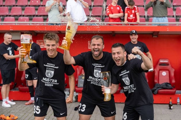 Sport Bilder des Tages 02.05.2026, xdaymx, Fussball Regionalliga Suedwest, FSV Mainz 05 U23 - SG Sonnenhof Grossaspach. Lukas Stoppel, Fabian Eisele und Christian Mistl feiern ausgelassen nach dem 0:0 in Mainz den Aufstieg in die 3. Liga (DFL DFB REGULATIONS PROHIBIT ANY USE OF PHOTOGRAPHS as IMAGE SEQUENCES and or QUASI-VIDEO) Mainz *** 02 05 2026, xdaymx, Soccer Regionalliga Suedwest, FSV Mainz 05 U23 SG Sonnenhof Grossaspach Lukas Stoppel, Fabian Eisele and Christian Mistl celebrate exuberantly after the 0 0 in Mainz the promotion to the 3 Liga DFL DFB REGULATIONS PROHIBIT ANY USE OF PHOTOGRAPHS as IMAGE SEQUENCES and or QUASI VIDEO Mainz