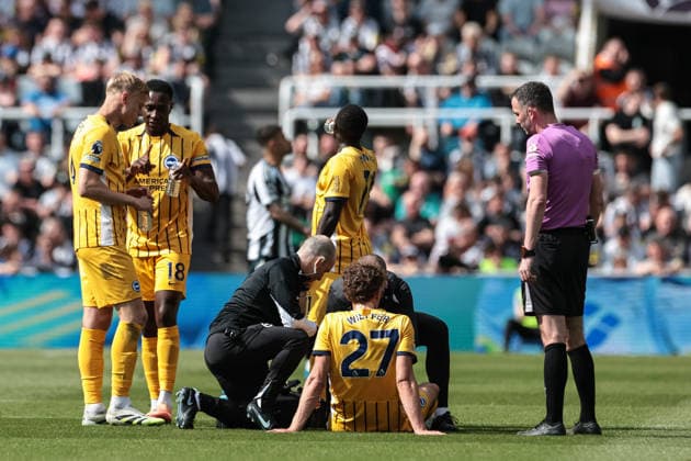 Premier League: Newcastle Untied v Brighton & Hove Albion Mats Wieffer of Brighton & Hove Albion receives treatment before being subbed off during the Premier League match Newcastle Untied vs Brighton & Hove Albion at St. James s Park, Newcastle, United Kingdom on 02 May 2026 (Photo by Mark Cosgrove News Images) Newcastle St. James s Park Tyne and Wear United Kingdom Copyright: xMarkxCosgrove NewsxImagesx