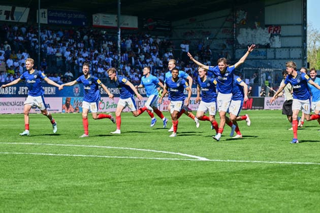 02.05.2026, Fußball, Herren, 2.BL (Bundesliga), Saison 2025 2026, Holstein Kiel - Eintracht Braunschweig, 32. Spieltag Holstein Kiel feiert den Klassenerhalt Kiel, Holstein-Stadion Holstein-Stadion Schleswig-Holstein Deutschland