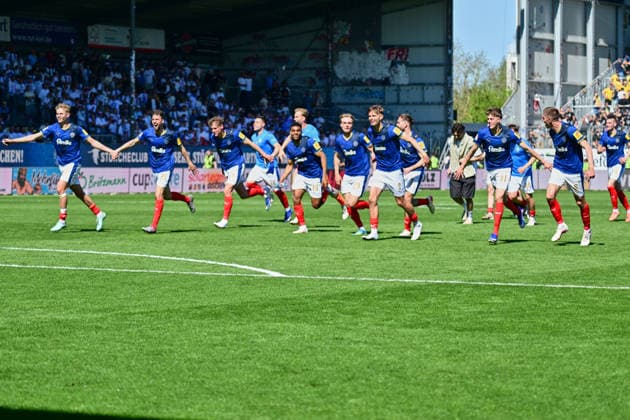 02.05.2026, Fußball, Herren, 2.BL (Bundesliga), Saison 2025 2026, Holstein Kiel - Eintracht Braunschweig, 32. Spieltag Holstein Kiel feiert den Klassenerhalt Kiel, Holstein-Stadion Holstein-Stadion Schleswig-Holstein Deutschland