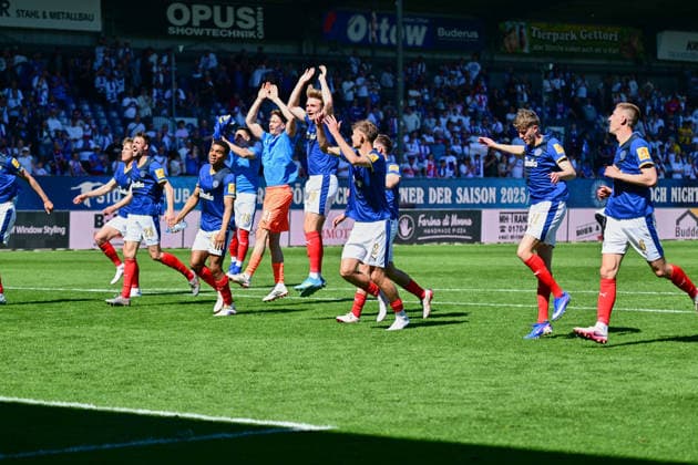 02.05.2026, Fußball, Herren, 2.BL (Bundesliga), Saison 2025 2026, Holstein Kiel - Eintracht Braunschweig, 32. Spieltag Holstein Kiel feiert den Klassenerhalt Kiel, Holstein-Stadion Holstein-Stadion Schleswig-Holstein Deutschland