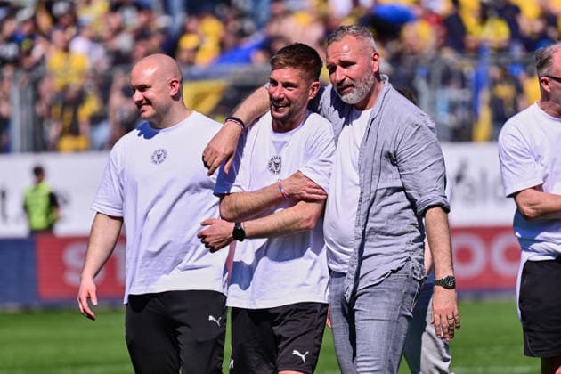 02.05.2026, Fußball, Herren, 2.BL (Bundesliga), Saison 2025 2026, Holstein Kiel - Eintracht Braunschweig, 32. Spieltag Trainer Tim Walter und Co-Trainer Julian Hübner - Holstein Kiel feiert den Klassenerhalt Kiel, Holstein-Stadion Holstein-Stadion Schleswig-Holstein Deutschland