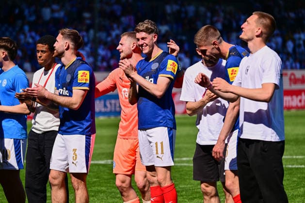 02.05.2026, Fußball, Herren, 2.BL (Bundesliga), Saison 2025 2026, Holstein Kiel - Eintracht Braunschweig, 32. Spieltag Holstein Kiel feiert den Klassenerhalt - Alexander Bernhardsson Kiel, Holstein-Stadion Holstein-Stadion Schleswig-Holstein Deutschland