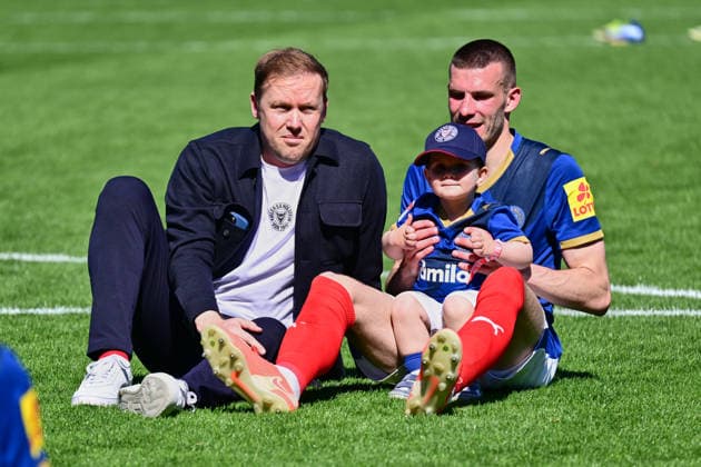02.05.2026, Fußball, Herren, 2.BL (Bundesliga), Saison 2025 2026, Holstein Kiel - Eintracht Braunschweig, 32. Spieltag Geschäftsführer Olaf Rebbe und David Zec - Holstein Kiel feiert den Klassenerhalt Kiel, Holstein-Stadion Holstein-Stadion Schleswig-Holstein Deutschland