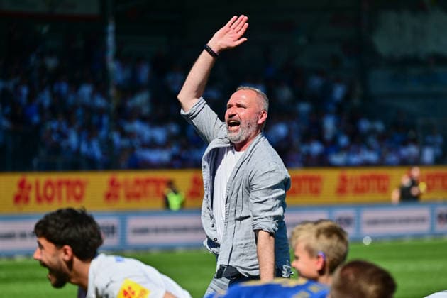 02.05.2026, Fußball, Herren, 2.BL (Bundesliga), Saison 2025 2026, Holstein Kiel - Eintracht Braunschweig, 32. Spieltag Trainer Tim Walter tanzt - Holstein Kiel feiert den Klassenerhalt Kiel, Holstein-Stadion Holstein-Stadion Schleswig-Holstein Deutschland