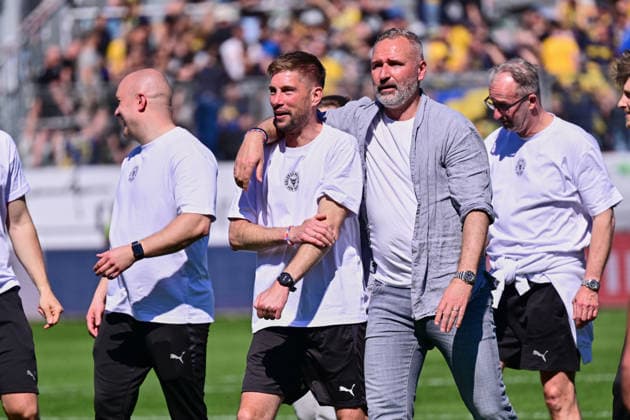 02.05.2026, Fußball, Herren, 2.BL (Bundesliga), Saison 2025 2026, Holstein Kiel - Eintracht Braunschweig, 32. Spieltag Trainer Tim Walter und Co-Trainer Julian Hübner - Holstein Kiel feiert den Klassenerhalt Kiel, Holstein-Stadion Holstein-Stadion Schleswig-Holstein Deutschland