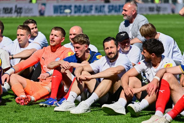 02.05.2026, Fußball, Herren, 2.BL (Bundesliga), Saison 2025 2026, Holstein Kiel - Eintracht Braunschweig, 32. Spieltag Holstein Kiel feiert den Klassenerhalt: Alexander Bernhardsson, Steven Skrzybski (re.) und Torwart Timon Weiner (li.) Kiel, Holstein-Stadion Holstein-Stadion Schleswig-Holstein Deutschland