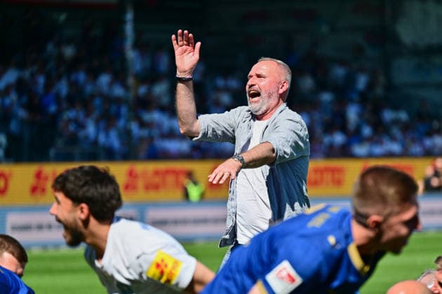 02.05.2026, Fußball, Herren, 2.BL (Bundesliga), Saison 2025 2026, Holstein Kiel - Eintracht Braunschweig, 32. Spieltag Trainer Tim Walter tanzt - Holstein Kiel feiert den Klassenerhalt Kiel, Holstein-Stadion Holstein-Stadion Schleswig-Holstein Deutschland