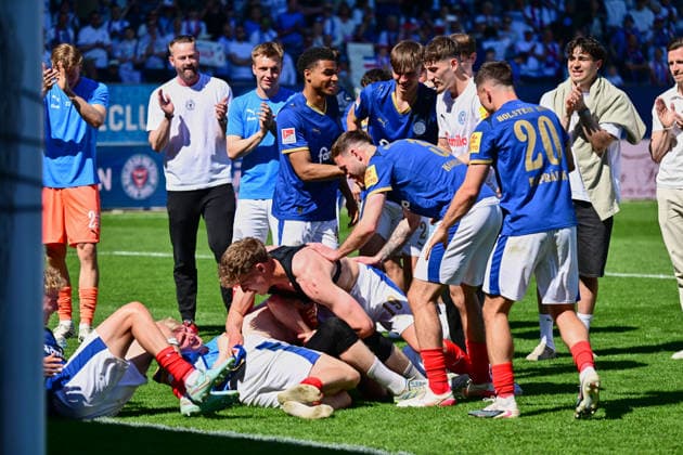 02.05.2026, Fußball, Herren, 2.BL (Bundesliga), Saison 2025 2026, Holstein Kiel - Eintracht Braunschweig, 32. Spieltag Holstein Kiel feiert den Klassenerhalt Kiel, Holstein-Stadion Holstein-Stadion Schleswig-Holstein Deutschland