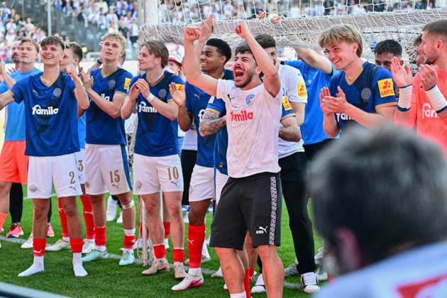 02.05.2026, Fußball, Herren, 2.BL (Bundesliga), Saison 2025 2026, Holstein Kiel - Eintracht Braunschweig, 32. Spieltag Holstein Kiel feiert den Klassenerhalt - Umut Tohumcu Kiel, Holstein-Stadion Holstein-Stadion Schleswig-Holstein Deutschland