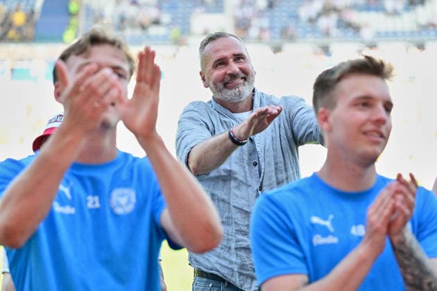 02.05.2026, Fußball, Herren, 2.BL (Bundesliga), Saison 2025 2026, Holstein Kiel - Eintracht Braunschweig, 32. Spieltag Trainer Tim Walter tanzt - Holstein Kiel feiert den Klassenerhalt Kiel, Holstein-Stadion Holstein-Stadion Schleswig-Holstein Deutschland