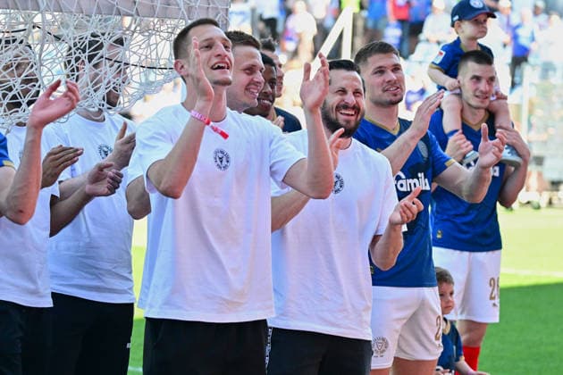 02.05.2026, Fußball, Herren, 2.BL (Bundesliga), Saison 2025 2026, Holstein Kiel - Eintracht Braunschweig, 32. Spieltag Holstein Kiel feiert den Klassenerhalt - Ivan Nekic, Steven Skrzybski Kiel, Holstein-Stadion Holstein-Stadion Schleswig-Holstein Deutschland