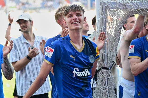 02.05.2026, Fußball, Herren, 2.BL (Bundesliga), Saison 2025 2026, Holstein Kiel - Eintracht Braunschweig, 32. Spieltag Frederik Roslyng - Holstein Kiel feiert den Klassenerhalt Kiel, Holstein-Stadion Holstein-Stadion Schleswig-Holstein Deutschland