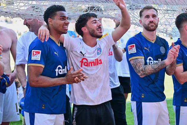 02.05.2026, Fußball, Herren, 2.BL (Bundesliga), Saison 2025 2026, Holstein Kiel - Eintracht Braunschweig, 32. Spieltag Ikem Ugoh, Umut Tohumcu und Marco Komenda - Holstein Kiel feiert den Klassenerhalt Kiel, Holstein-Stadion Holstein-Stadion Schleswig-Holstein Deutschland