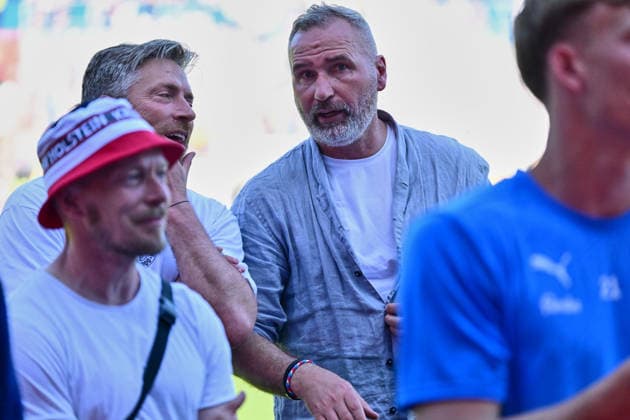 02.05.2026, Fußball, Herren, 2.BL (Bundesliga), Saison 2025 2026, Holstein Kiel - Eintracht Braunschweig, 32. Spieltag Trainer Tim Walter und Co-Trainer Michael Wimmer - Holstein Kiel feiert den Klassenerhalt Kiel, Holstein-Stadion Holstein-Stadion Schleswig-Holstein Deutschland