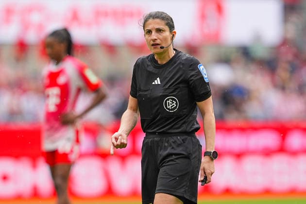 02.05.2026, xydrx, Frauen, Fußball, 1.Frauen-Bundesliga, 1.FC Köln - SV Werder Bremen, Saison 2025 2026, RheinEnergieSTADION: DR. Riem Hussein (Schiedsrichterin) gestikulierend DFB regulations prohibit any use of photographs as image sequences and or quasi-video. *** 02 05 2026, xydrx, Women, Football, 1 Women Bundesliga, 1 FC Köln SV Werder Bremen, Season 2025 2026, RheinEnergieSTADION DR Riem Hussein Referee gesticulating DFB regulations prohibit any use of photographs as image sequences and or quasi video Copyright: HMBxMedia YannisxDreimann
